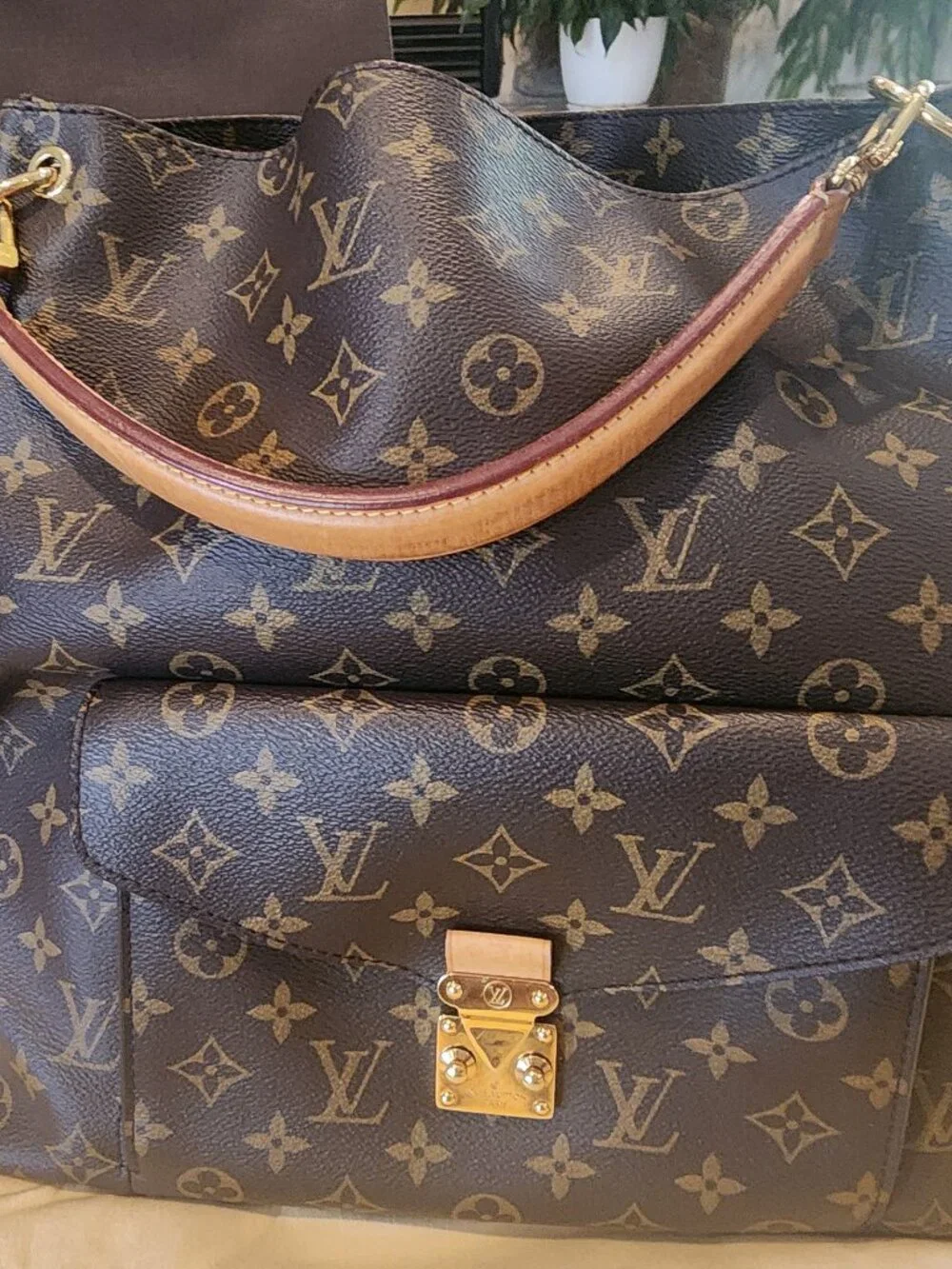 Authentic Louis Vuitton Métis Hobo in classic Monogram Canvas